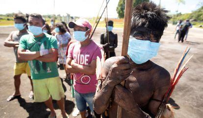 Indígenas yekuana e yanomami comparecem ao batalhão das Forças Armadas en Auaris (AM) para receber atenção médica durante a pandemia do novo coronavírus, em 7 de junho.