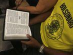 Un seguidor de Bolsonaro lee la Biblia en una misa evangélica.