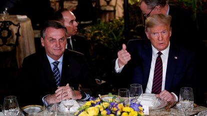Donald Trump recebe o presidente Jair Bolsonaro para um jantar em Palm Beach, Flórida, em março deste ano.