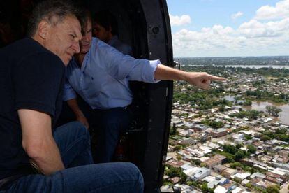 O presidente argentino, Mauricio Macri, observa os bairros alagados na cidade de Concórdia.