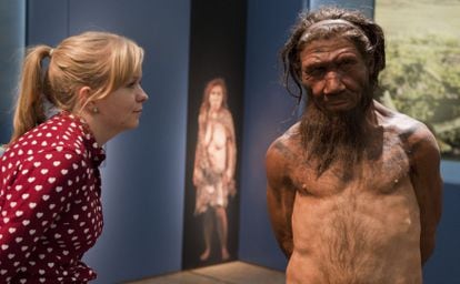 Funcionária do Museu de História Natural de Londres olha para um modelo de homem neandertal, em uma imagem de arquivo.
