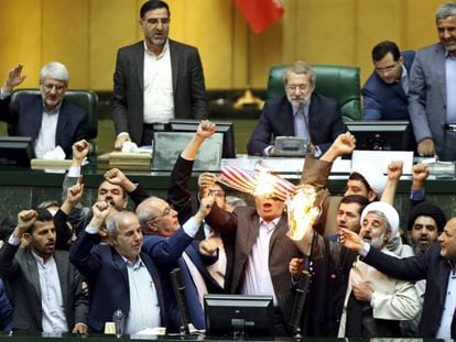 Grupo de deputados queimou uma bandeira dos EUA no Parlamento iraniano nesta quarta-feira
