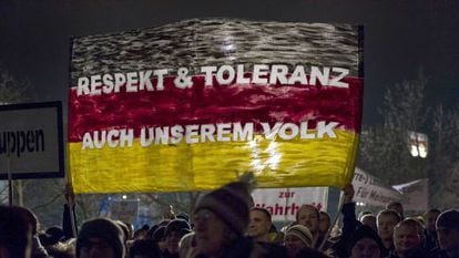 Manifestantes xenófobos em Dresden com um cartaz que diz: “Respeito e tolerância, também para nosso povo”