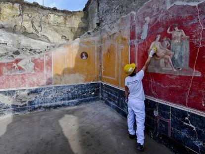 Arqueólogo mostra alguns dos novos afrescos encontrados em Pompeia