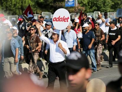 Kemal Kiliçdaroglu carrega um cartaz com a palavra ‘justiça’.