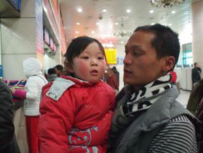 Zhang Wuju e Zhang Ruosi, pai e filha de 31 e três anos, viajam de Pequim até Anhui durante 11 horas.