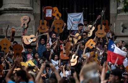 Um grupo de violonistas diante da Biblioteca Nacional, na Alameda de Santiago do Chile, tocando canções de Víctor Jara, o cantor e compositor assassinado nos primeiros dias da ditadura, em setembro de 1973.