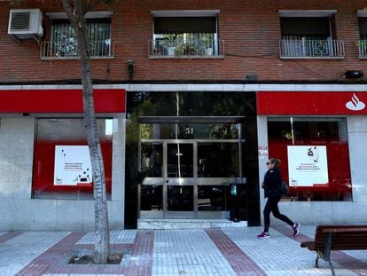 Entrada do edifício na rua José del Hierro, 51, em Madri, onde o cadáver mumificado de uma moradora foi encontrado nesta semana.