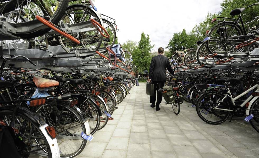 Estacionamento gratuito de bicicletas na estação central de Utrecht (Holanda), em Smakkelaarsveld.