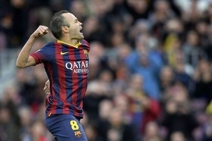 O jogador de futebol do Barcelona Iniesta comemora seu gol contra o Granada
