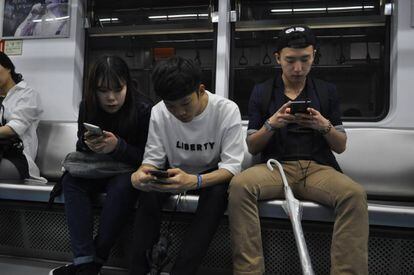 Jovens internautas no metro de Seul.