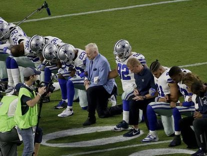 Os Dallas Cowboys, incluído seu proprietário Jerry Jones, ajoelham-se antes do hino norte-americano em seu último partido