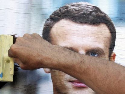 Simpatizante prega um cartaz do candidato Emmanuel Macron na quarta-feira em Bayonne.