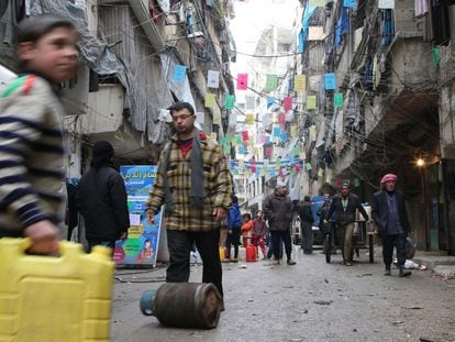 Moradores de Aleppo se abastecem com alimentos, na quinta-feira.
