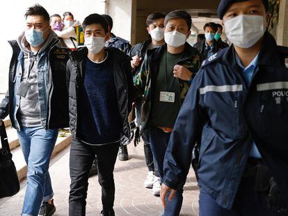 O ativista Lester Shum é detido por policiais sob as normas da nova lei de segurança nacional, nesta quarta-feira, em Hong Kong.