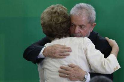 Lula abraça Dilma Rousseff durante a posse como ministro.