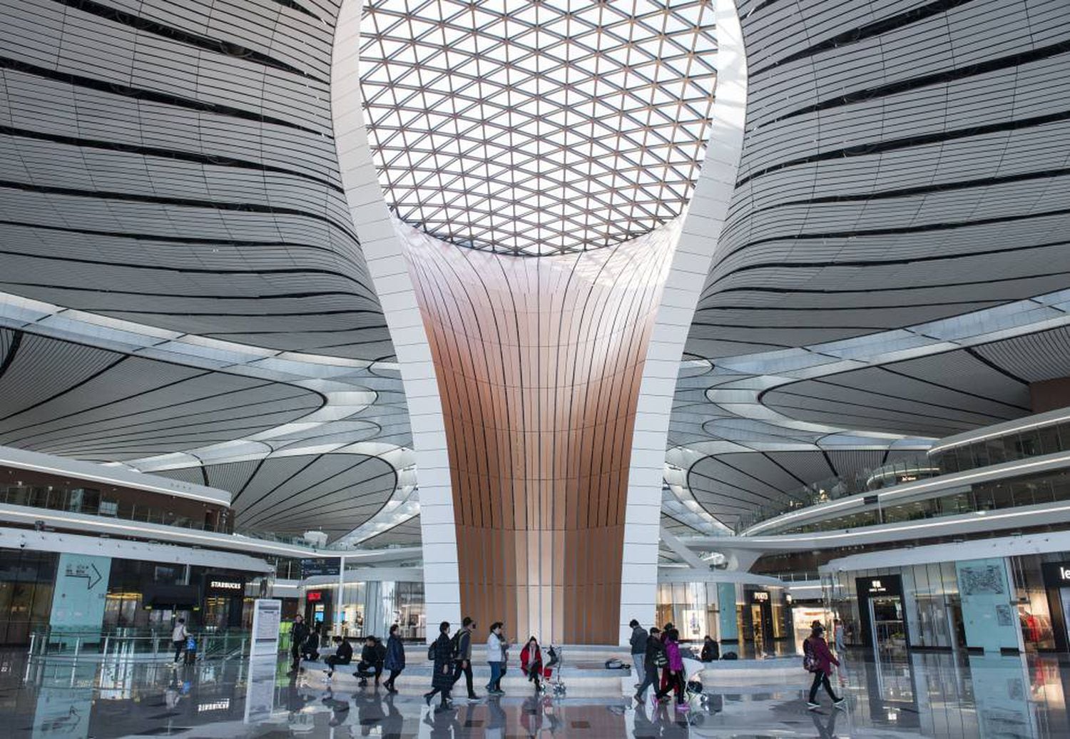 Interior do aeroporto de Daxing, projetado por Zaha Hadid.