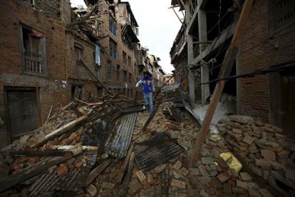 Um homem passeava na segunda-feira entre os escombros de casas na cidade de Bhaktapur, no Nepal.