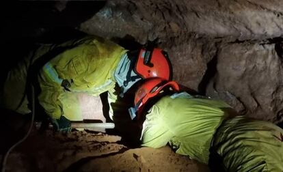 Equipe resgata pessoas soterradas por desmoronamento de gruta em São Paulo.