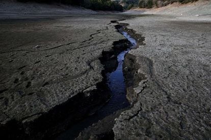 Um fluxo de &aacute;gua atravessa o fundo seco de um reservat&oacute;rio em San Jose, na Calif&oacute;rnia.