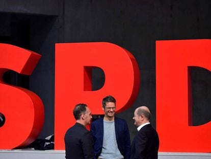 O porta-voz do SPD alemão, Stefen Ruelke, entre o ministro das Finanças, Olaf Scholz (direita) e o das Relações Exteriores, Heiko Maas, neste sábado em Berlim.