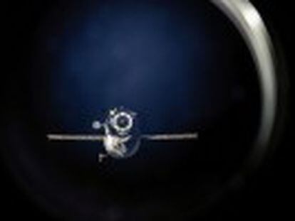 Astronautas da Estação Espacial Internacional fotografaram o cargueiro ‘Progress-59’, que continua girando fora de controle
