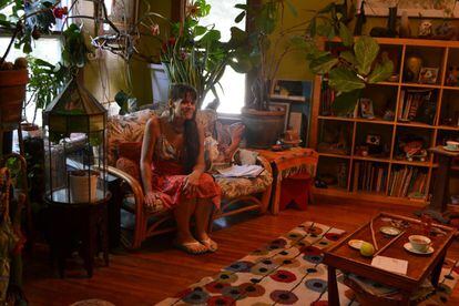 Jenny Stello na sala da sua casa em Takoma Park
