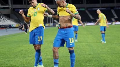 Outra vez decisivos, Paquetá e Neymar comemoram o gol com dancinha no Nilton Santos.
