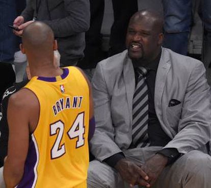 Kobe Bryant conversa com Shaquille O’Neal.
