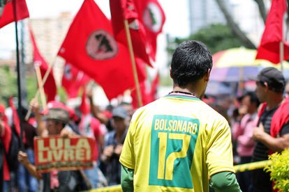 Apoiador de presidente eleito Jair bolsonaro observa a manifestação pró-Lula em Curitiba, em julho de 2019.