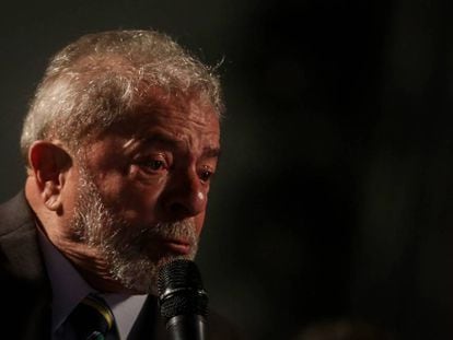 O ex-presidente Lula discursa em Curitiba, em 10 de maio.