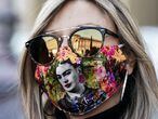 EA2980. TURÍN (ITALIA), 20/04/2021.- Una mujer lleva una mascarilla estampada con la imagen de la artista mexicana Frida Kahlo, este martes en Turín. EFE/ Tino Romano