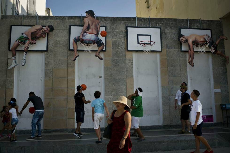 Instalação de pessoas jogando basquete, que faz parte da exposição ‘Depois do Muro’, na Bienal de Havana.