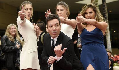 Jimmy Fallon posa junto com as Miss Golden Globes 2017, as irmãs Sistine, Scarlet e Sophia Stallone.