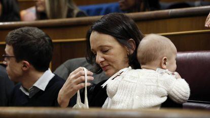 A deputada Carolina Bescansa com o filho, no Congresso.