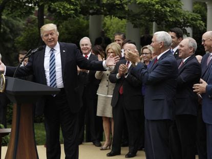O presidente Trump recebe o aplauso dos legisladores republicanos.