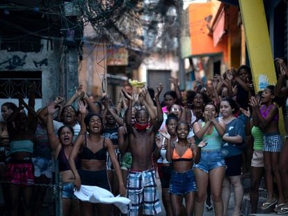 Moradores do Jacarezinho fazem protesto na quinta-feira, 6 de maio, logo após a operação policial que resultou em 25 mortes.