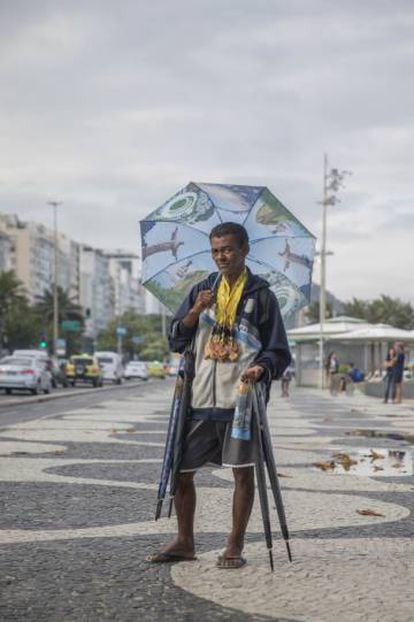 Rodolfo Dias, 52 anos, é vendedor ambulante. Reclama do aumento do trabalho informal na cidade e na queda do turismo