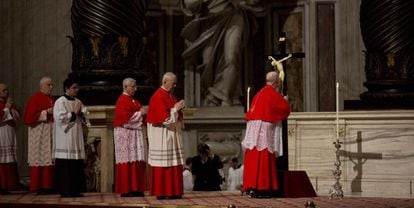 O cardeal Tarcisio Bertone beija um crucifixo na basílica de São Pedro na Sexta-Feira Santa.