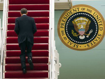 Obama sobe ao Air Force One para viajar a Detroit em campanha.