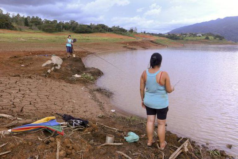 População aproveita para pescar à margem da Represa do Jaguari.