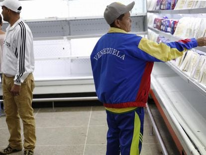 Consumidores compram alimentos em um supermercado estatal no dia 9 de janeiro em Caracas.