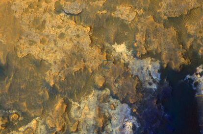 O robô 'Curiosity' captado pela sonda MRO em 8 de abril.