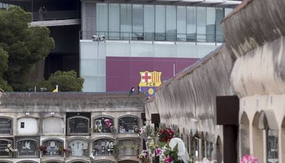 O cemitério de Les Corts com o Camp Nou ao fundo, em Barcelona.