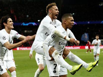 Neymar comemora gol parisiense com Mbappé e Cavani.