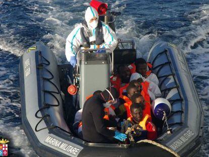 Alguns dos 1.026 imigrantes resgatados em 24 de dezembro pela Itália.