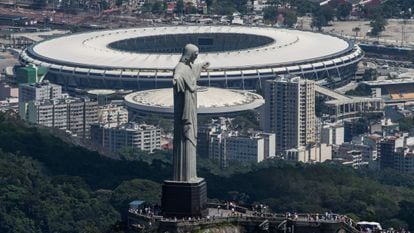 O icônico Cristo Redentor, no Rio de Janeiro, com o Maracanã ao fundo.