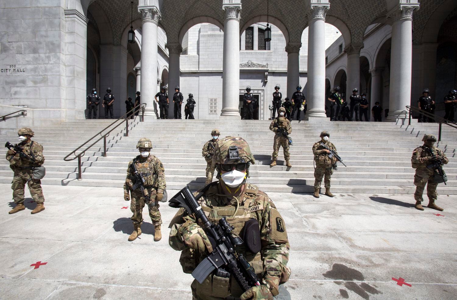 A Guarda Nacional da Califórnia protege a Prefeitura de Los Angeles, neste domingo. 