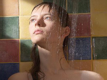 A protagonista de 'The Summer of Sangailė' aproveita o banho para pensar.