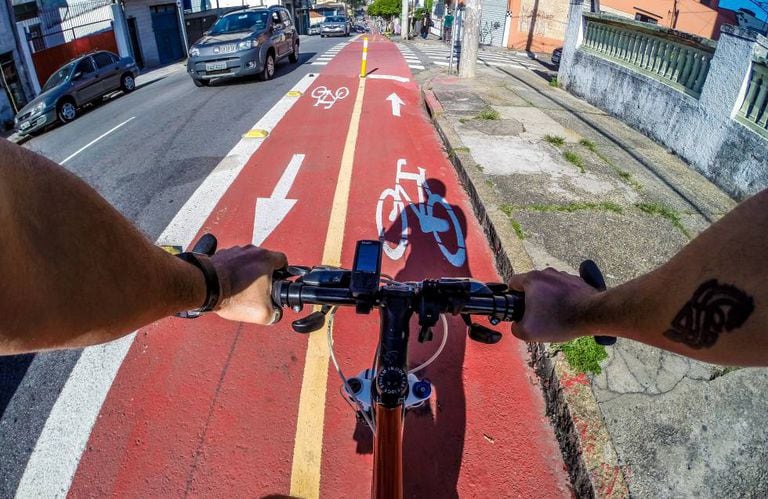 Ciclista pedala por ciclovia em São Paulo